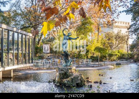 Avignone, Francia - 25 novembre 2023: Laghetto e statua nel giardino del Rocher des Doms, città di Avignone, dipartimento di Vaucluse, Francia Foto Stock