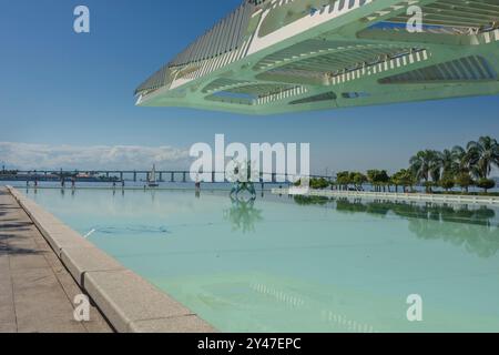 Museo del domani, Rio de janeiro, Brasile. 05.24.22. Vista lago, tetto e scultura a forma di stella. Sullo sfondo, il mare della Baia di Guanabara. Foto Stock