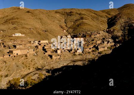 La strada tra Marrakech e Tata attraverso il passo tizi n'Tichka si snoda tra montagne innevate, antichi ksar berberi e valli desertiche Foto Stock