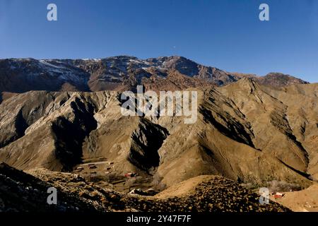 La strada tra Marrakech e Tata attraverso il passo tizi n'Tichka si snoda tra montagne innevate, antichi ksar berberi e valli desertiche Foto Stock