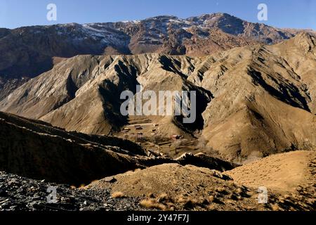 La strada tra Marrakech e Tata attraverso il passo tizi n'Tichka si snoda tra montagne innevate, antichi ksar berberi e valli desertiche Foto Stock