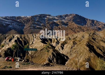 La strada tra Marrakech e Tata attraverso il passo tizi n'Tichka si snoda tra montagne innevate, antichi ksar berberi e valli desertiche Foto Stock