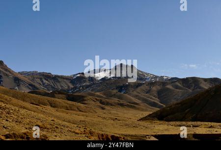 La strada tra Marrakech e Tata attraverso il passo tizi n'Tichka si snoda tra montagne innevate, antichi ksar berberi e valli desertiche Foto Stock