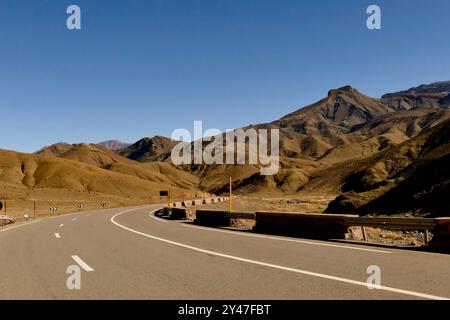 La strada tra Marrakech e Tata attraverso il passo tizi n'Tichka si snoda tra montagne innevate, antichi ksar berberi e valli desertiche Foto Stock