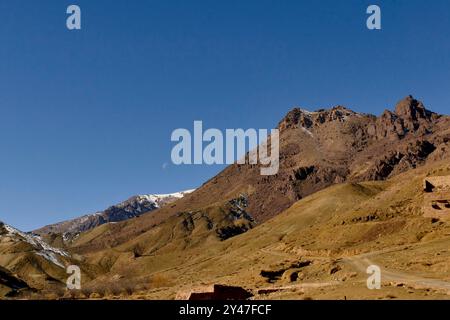 La strada tra Marrakech e Tata attraverso il passo tizi n'Tichka si snoda tra montagne innevate, antichi ksar berberi e valli desertiche Foto Stock