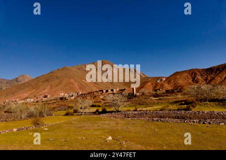 La strada tra Marrakech e Tata attraverso il passo tizi n'Tichka si snoda tra montagne innevate, antichi ksar berberi e valli desertiche Foto Stock