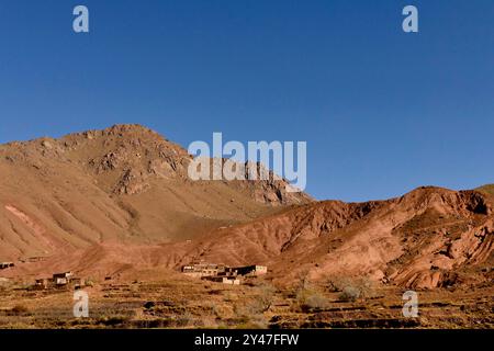 La strada tra Marrakech e Tata attraverso il passo tizi n'Tichka si snoda tra montagne innevate, antichi ksar berberi e valli desertiche Foto Stock