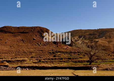 La strada tra Marrakech e Tata attraverso il passo tizi n'Tichka si snoda tra montagne innevate, antichi ksar berberi e valli desertiche Foto Stock