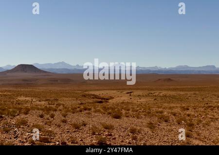 La strada tra Marrakech e Tata attraverso il passo tizi n'Tichka si snoda tra montagne innevate, antichi ksar berberi e valli desertiche Foto Stock