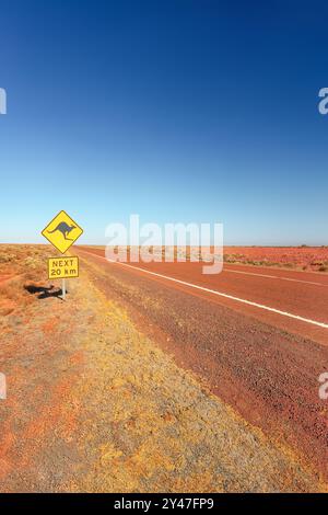 Guida nel vasto entroterra del territorio del Nord dell'Australia. Foto Stock