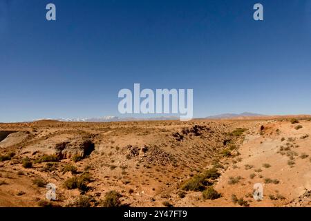 La strada tra Marrakech e Tata attraverso il passo tizi n'Tichka si snoda tra montagne innevate, antichi ksar berberi e valli desertiche Foto Stock