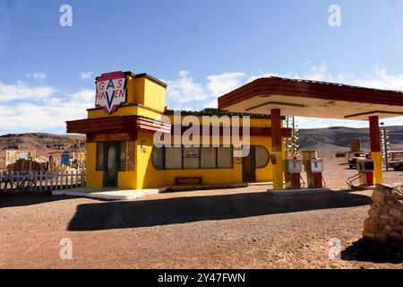 La strada tra Marrakech e Tata attraverso il passo tizi n'Tichka si snoda tra montagne innevate, antichi ksar berberi e valli desertiche Foto Stock