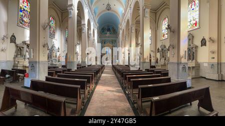 Città di Santos, Brasile. Cuore Immacolato di Mary Parish. Il corridoio principale e l'altare della Chiesa cattolica si trovano in Avenida Ana Costa. Foto Stock