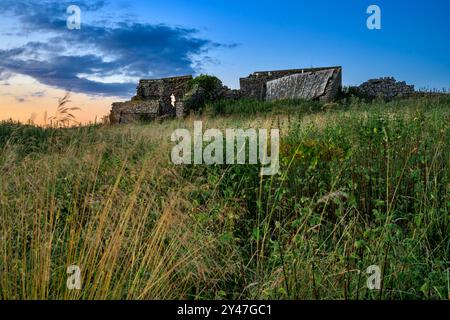 Vecchio fienile Dilapitadated in cima alle Mendips vicino a DearLeap al crepuscolo con cielo blu e leggero tramonto arancione Foto Stock