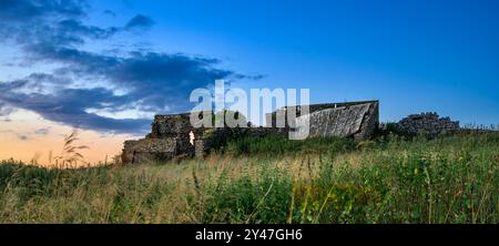 Vecchio fienile Dilapitadated in cima alle Mendips vicino a DearLeap al crepuscolo con cielo blu e leggero tramonto arancione Foto Stock