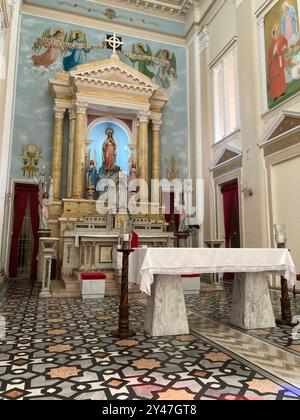 Città di Santos, Brasile. 06.26.2024. Cuore Immacolato della Parrocchia di Maria. Altare della Chiesa cattolica situato in Avenida Ana Costa. Foto Stock