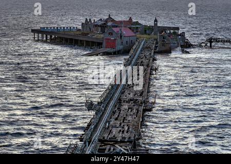 Il vecchio molo di Birnbeck al Weston Super Mare, Somerset, Regno Unito, è estremamente fatiscente e pericoloso, ma sta per essere restaurato presto Foto Stock
