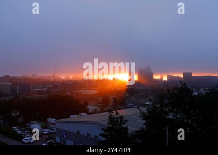 Una scena drammatica nel centro di Leeds mentre un'inversione di nuvole scende sulla città durante l'alba. West Yorkshire, Regno Unito Foto Stock