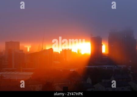 Una scena apocalittica mentre un'inversione di nuvole scende sul centro di Leeds all'alba. West Yorkshire, Regno Unito Foto Stock