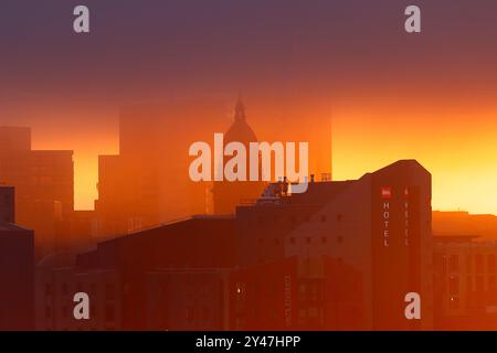 Una scena apocalittica mentre un'inversione di nuvole scende sul centro di Leeds all'alba. West Yorkshire, Regno Unito Foto Stock