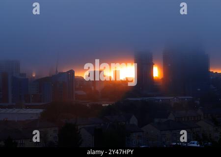 Una scena apocalittica mentre un'inversione di nuvole scende sul centro di Leeds all'alba. West Yorkshire, Regno Unito Foto Stock