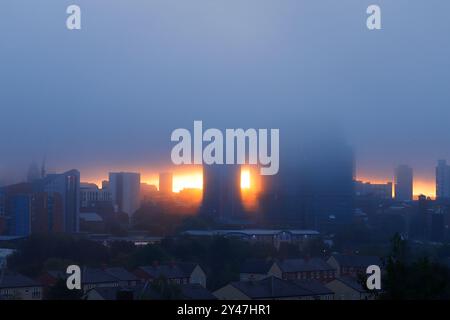 Una scena apocalittica mentre un'inversione di nuvole scende sul centro di Leeds all'alba. West Yorkshire, Regno Unito Foto Stock