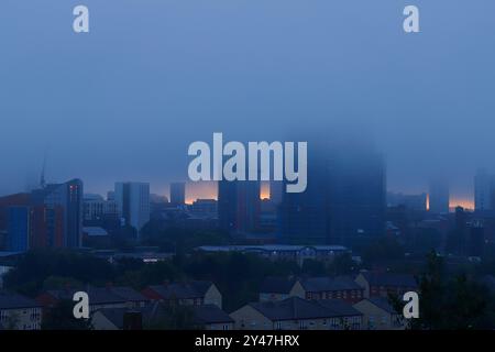 Una scena apocalittica mentre un'inversione di nuvole scende sul centro di Leeds all'alba. West Yorkshire, Regno Unito Foto Stock