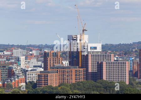 Appartamenti sia completati che in costruzione nel centro di Leeds sull'ex sito di Monk Bridge. Foto Stock