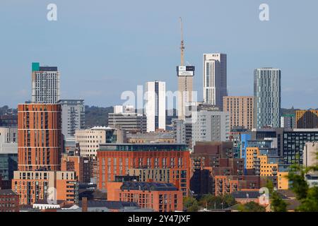 Una vista dell'area del quartiere dell'arena di Leeds City Centre con l'edificio piu' alto dello Yorkshire, il Cirrus Point, in costruzione Foto Stock