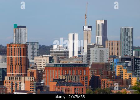 Una vista dell'area del quartiere dell'arena di Leeds City Centre con l'edificio piu' alto dello Yorkshire, il Cirrus Point, in costruzione Foto Stock