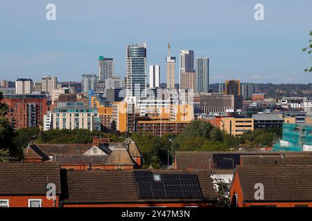 Una vista dell'area del quartiere dell'arena di Leeds City Centre con l'edificio piu' alto dello Yorkshire, il Cirrus Point, in costruzione Foto Stock