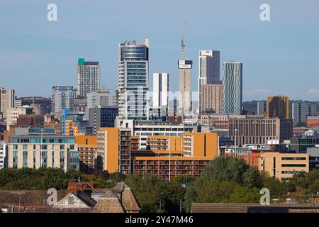 Una vista dell'area del quartiere dell'arena di Leeds City Centre con l'edificio piu' alto dello Yorkshire, il Cirrus Point, in costruzione Foto Stock