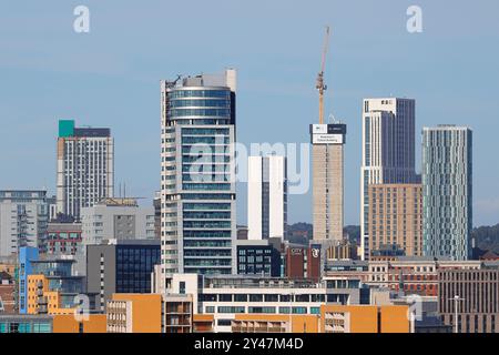 Una vista dell'area del quartiere dell'arena di Leeds City Centre con l'edificio piu' alto dello Yorkshire, il Cirrus Point, in costruzione Foto Stock