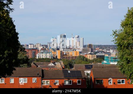 Una vista dell'area del quartiere dell'arena di Leeds City Centre con l'edificio piu' alto dello Yorkshire, il Cirrus Point, in costruzione Foto Stock