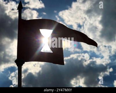 Un pennant con un calice come simbolo di Hussite, contro i raggi del sole Foto Stock