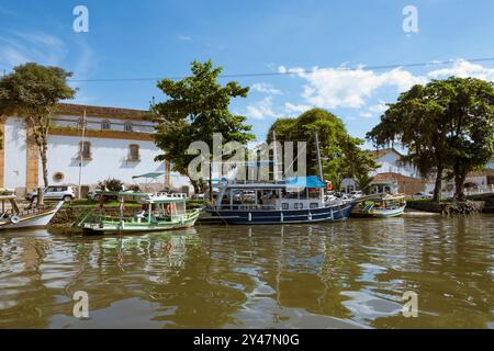 Paraty, Rio de Janeiro, Brasile. Barche turistiche ormeggiate sulle rive del fiume Perequê Açú nel centro storico. Foto Stock