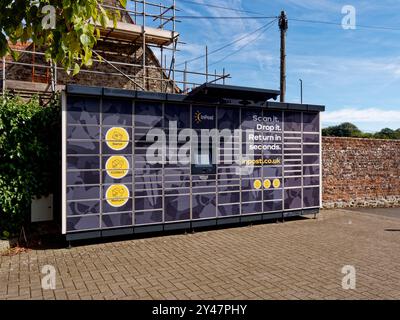 Armadietti InPost in un parcheggio a Highworth, Swindon, Wiltshire, Inghilterra Foto Stock