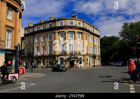 The Royal Hotel con facciata curva, Bath, Inghilterra, Regno Unito. Presa nel settembre 2024. Foto Stock