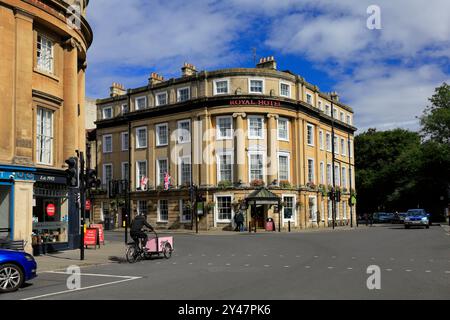 The Royal Hotel con facciata curva, Bath, Inghilterra, Regno Unito. Presa nel settembre 2024. Foto Stock