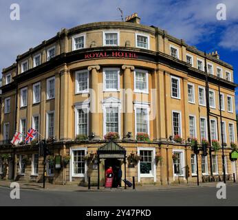 The Royal Hotel con facciata curva, Bath, Inghilterra, Regno Unito. Presa nel settembre 2024. Foto Stock