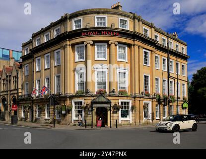 The Royal Hotel con facciata curva, Bath, Inghilterra, Regno Unito. Presa nel settembre 2024. Foto Stock