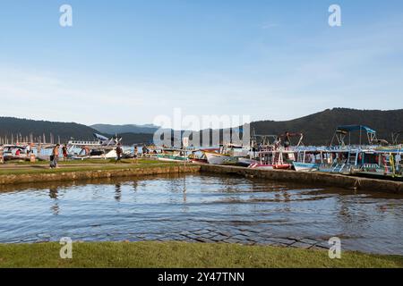 Paraty, Brasile. 25 febbraio 2023. Porto della città in Piazza Santa Rita. Diverse colorate barche turistiche e da pesca e Aurora Street allagata dal mare Foto Stock