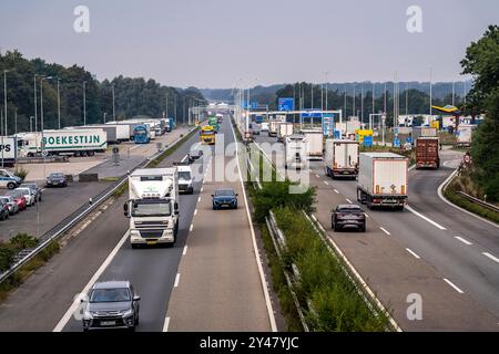 Il valico di frontiera di Straelen, tra la Germania e i Paesi Bassi, le autostrade A40 e A67 in Olanda, vista verso la NL, primo giorno di maggiori controlli alle frontiere Foto Stock