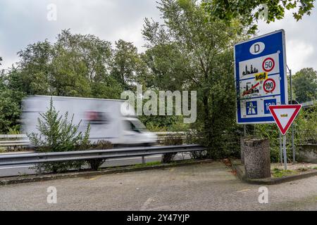 Il passaggio di frontiera di Straelen, tra la Germania e i Paesi Bassi, le autostrade A40 e A67 in NL, primo giorno di controlli alle frontiere aumentati contro l'irregolarità Foto Stock