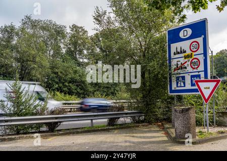 Il passaggio di frontiera di Straelen, tra la Germania e i Paesi Bassi, le autostrade A40 e A67 in NL, primo giorno di controlli alle frontiere aumentati contro l'irregolarità Foto Stock