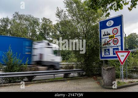 Il passaggio di frontiera di Straelen, tra la Germania e i Paesi Bassi, le autostrade A40 e A67 in NL, primo giorno di controlli alle frontiere aumentati contro l'irregolarità Foto Stock