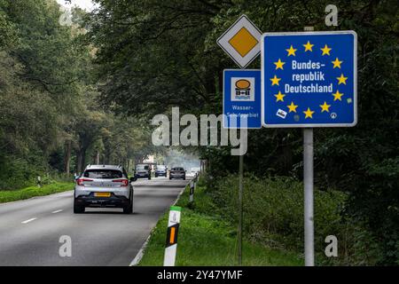 Il cosiddetto confine verde, vicino a Straelen, tra la Germania e i Paesi Bassi, strada di campagna, B58, Dammerbrucher Straße, primo giorno di aumento del confine Foto Stock