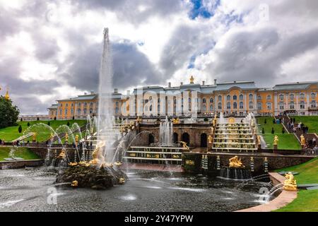 St Pietroburgo, Russia - 23 agosto 2023: Fontane di Peterhof. Statue dorate della grande cascata e della Fontana di Sansone al Palazzo di Peterhof. Foto Stock