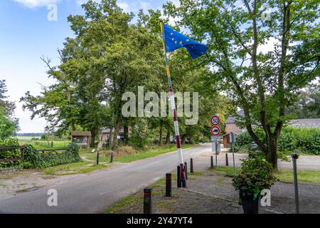 Il cosiddetto confine verde, all'ex confine di Grenzweg vicino a Straelen-Kastanienburg e NL Velden, tra Germania e Paesi Bassi, adv Foto Stock