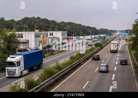 Der Grenzübergang Straelen, zwischen Deutschland und den Niederlanden, Autobahn A40 und A67 in NL, Blick nach Richtung NL, erster Tag der verstärkten Grenzkontrollen gegen irreguläre Migration, der Verkehr läuft normal wie immer, NRW, Deutschland D NL Grenze **** Foto Stock